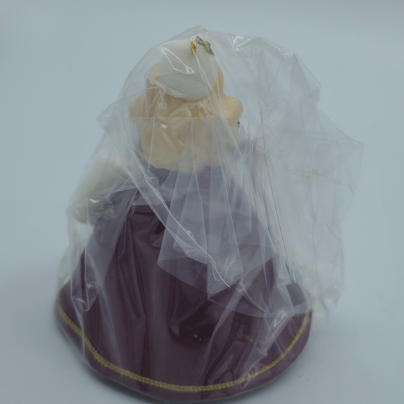 Hallmark Holiday 1996 Holiday Barbie Keepsake Ornament Collector's Series - Picture 5 of 6